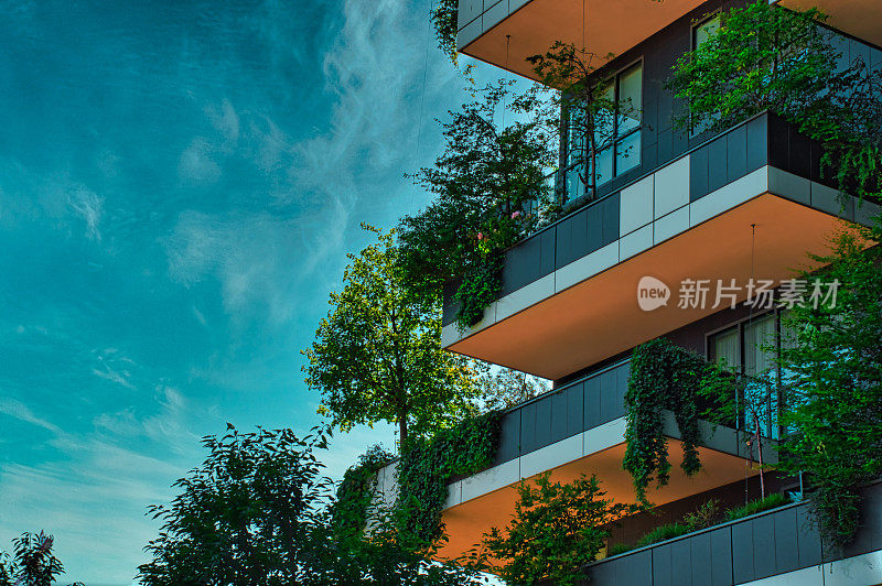 垂直森林(Bosco Verticale)的阳台上满是树木和植物，创新的温室摩天大楼代表了Boeri对可持续经济的承诺
